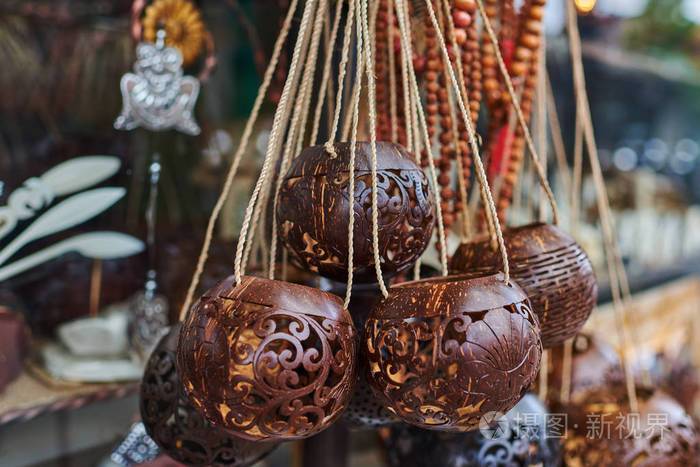 纪念品店的椰子壳雕刻的装饰灯笼.工艺品的传统产品.在艺术和工艺旅游