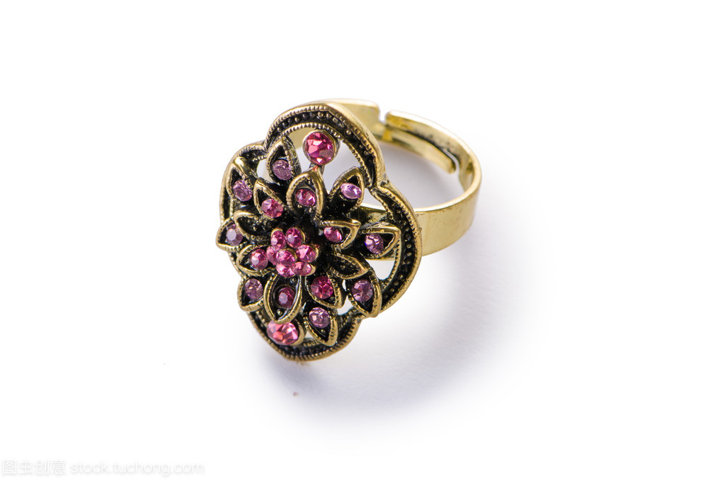 珠宝首饰戒指被隔绝在白色