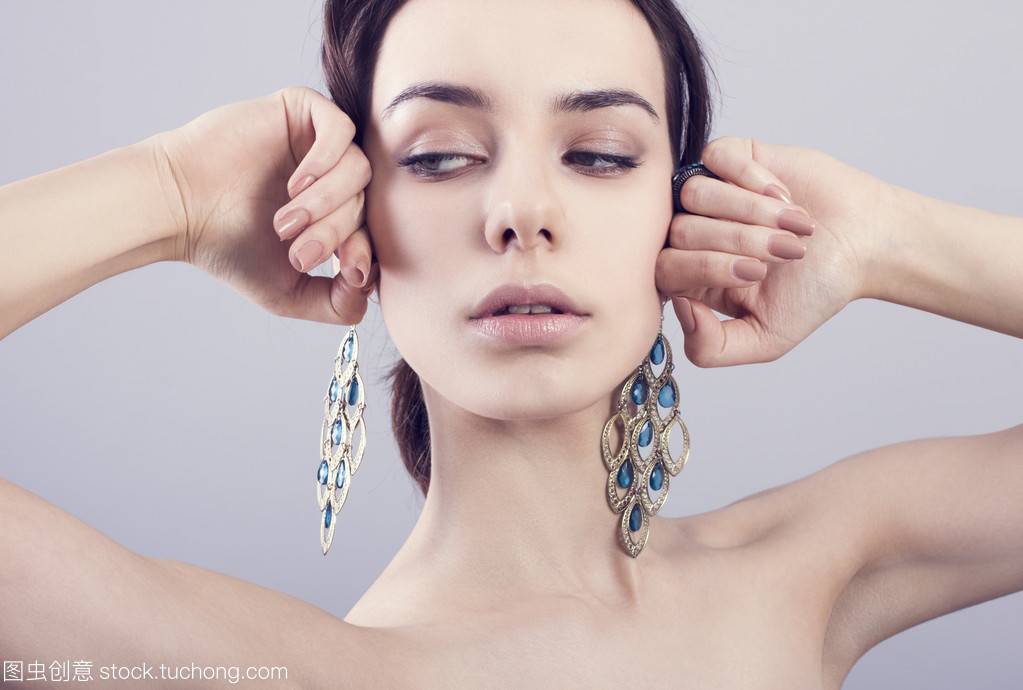 漂亮的女人和珠宝