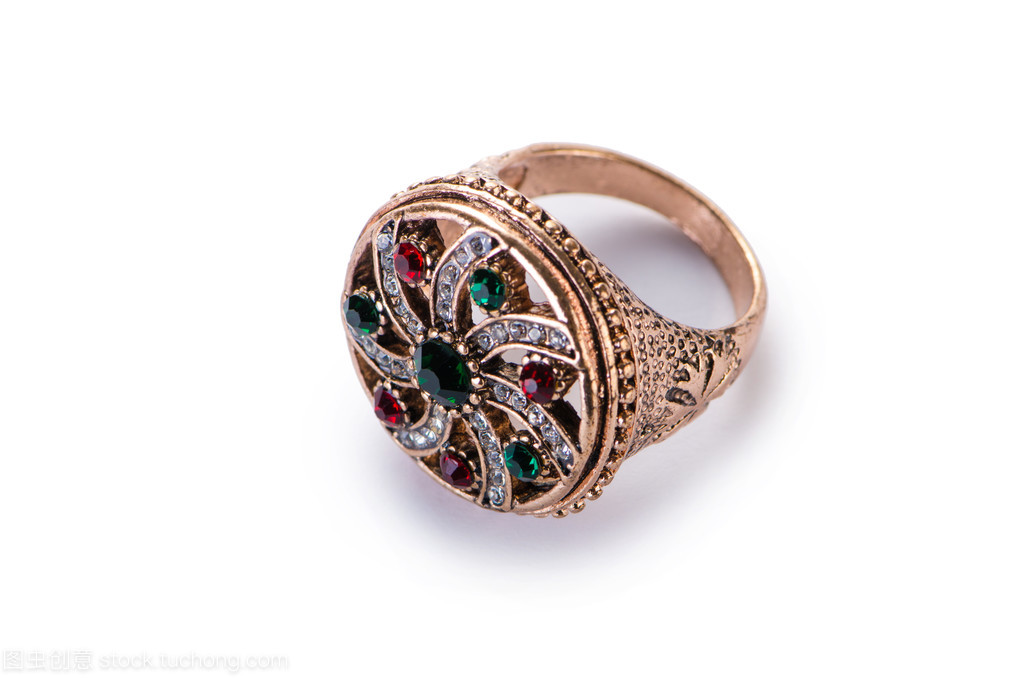 珠宝首饰戒指被隔绝在白色